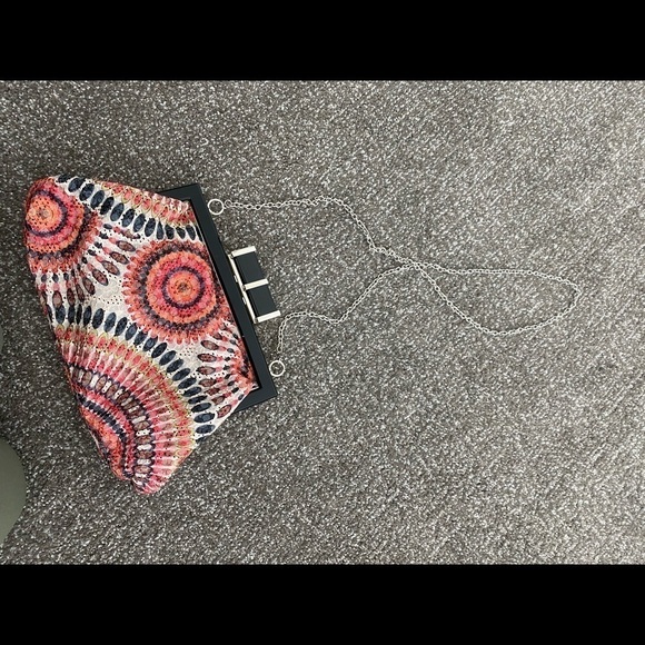 Geometric Patterned Clutch - Picture 2 of 4